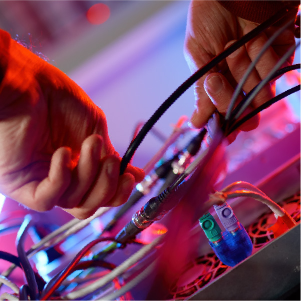 <h2 class="mb-4">Profesjonalne<br />centrum <span class="text-primary">serwisowe</span></h2>
<p class="subtitle mb-4 pb-2 active">Usterka? Awaria?<br />Nasi specjaliści są do<br />Twojej dyspozycji.</p>